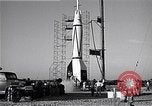 Standbild amerikanischen V2-Rakete Cocoa Florida USA, 1950, aus Sekunde 38 historischem Filmmaterial Videoclip 65675040235