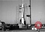 Standbild amerikanischen V2-Rakete Cocoa Florida USA, 1950, aus Sekunde 39 historischem Filmmaterial Videoclip 65675040235
