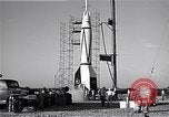Standbild amerikanischen V2-Rakete Cocoa Florida USA, 1950, aus Sekunde 40 historischem Filmmaterial Videoclip 65675040235