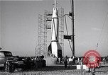 Standbild amerikanischen V2-Rakete Cocoa Florida USA, 1950, aus Sekunde 41 historischem Filmmaterial Videoclip 65675040235