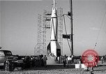 Standbild amerikanischen V2-Rakete Cocoa Florida USA, 1950, aus Sekunde 43 historischem Filmmaterial Videoclip 65675040235