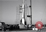 Standbild amerikanischen V2-Rakete Cocoa Florida USA, 1950, aus Sekunde 45 historischem Filmmaterial Videoclip 65675040235
