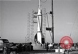 Standbild amerikanischen V2-Rakete Cocoa Florida USA, 1950, aus Sekunde 46 historischem Filmmaterial Videoclip 65675040235