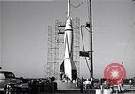 Standbild amerikanischen V2-Rakete Cocoa Florida USA, 1950, aus Sekunde 48 historischem Filmmaterial Videoclip 65675040235
