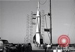Standbild amerikanischen V2-Rakete Cocoa Florida USA, 1950, aus Sekunde 50 historischem Filmmaterial Videoclip 65675040235
