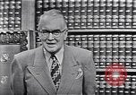 Immagine di Longines watch annuncio United States USA, 1951, secondo 10 filmato di repertorio 65675040243
