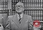 Immagine di Longines watch annuncio United States USA, 1951, secondo 16 filmato di repertorio 65675040243