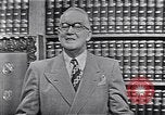 Immagine di Longines watch annuncio United States USA, 1951, secondo 17 filmato di repertorio 65675040243