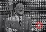 Immagine di Longines watch annuncio United States USA, 1951, secondo 23 filmato di repertorio 65675040243
