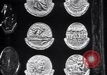 Immagine di Longines watch annuncio United States USA, 1951, secondo 34 filmato di repertorio 65675040243