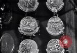 Immagine di Longines watch annuncio United States USA, 1951, secondo 36 filmato di repertorio 65675040243