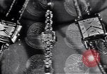 Immagine di Longines watch annuncio United States USA, 1951, secondo 37 filmato di repertorio 65675040243