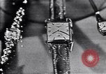 Immagine di Longines watch annuncio United States USA, 1951, secondo 38 filmato di repertorio 65675040243
