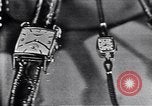 Immagine di Longines watch annuncio United States USA, 1951, secondo 39 filmato di repertorio 65675040243