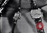 Immagine di Longines watch annuncio United States USA, 1951, secondo 43 filmato di repertorio 65675040243