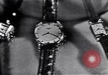 Immagine di Longines watch annuncio United States USA, 1951, secondo 44 filmato di repertorio 65675040243
