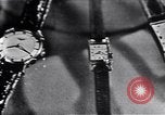 Immagine di Longines watch annuncio United States USA, 1951, secondo 45 filmato di repertorio 65675040243