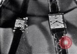 Immagine di Longines watch annuncio United States USA, 1951, secondo 46 filmato di repertorio 65675040243