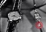 Immagine di Longines watch annuncio United States USA, 1951, secondo 50 filmato di repertorio 65675040243
