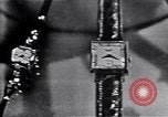 Immagine di Longines watch annuncio United States USA, 1951, secondo 52 filmato di repertorio 65675040243