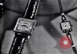 Immagine di Longines watch annuncio United States USA, 1951, secondo 53 filmato di repertorio 65675040243