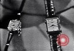 Immagine di Longines watch annuncio United States USA, 1951, secondo 55 filmato di repertorio 65675040243