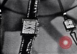 Immagine di Longines watch annuncio United States USA, 1951, secondo 56 filmato di repertorio 65675040243