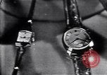 Immagine di Longines watch annuncio United States USA, 1951, secondo 58 filmato di repertorio 65675040243