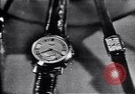 Immagine di Longines watch annuncio United States USA, 1951, secondo 59 filmato di repertorio 65675040243