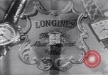 Immagine di Longines watch annuncio United States USA, 1951, secondo 60 filmato di repertorio 65675040243