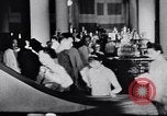 Standbild Verwestlichung Chinas zeigt Frauen shopping und arbeiten China, 1937, aus Sekunde 6 historischem Filmmaterial Videoclip 65675040305