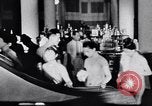 Standbild Verwestlichung Chinas zeigt Frauen shopping und arbeiten China, 1937, aus Sekunde 7 historischem Filmmaterial Videoclip 65675040305