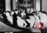 Standbild Verwestlichung Chinas zeigt Frauen shopping und arbeiten China, 1937, aus Sekunde 9 historischem Filmmaterial Videoclip 65675040305