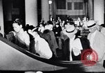 Standbild Verwestlichung Chinas zeigt Frauen shopping und arbeiten China, 1937, aus Sekunde 13 historischem Filmmaterial Videoclip 65675040305