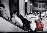 Standbild Verwestlichung Chinas zeigt Frauen shopping und arbeiten China, 1937, aus Sekunde 14 historischem Filmmaterial Videoclip 65675040305