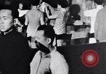 Standbild Verwestlichung Chinas zeigt Frauen shopping und arbeiten China, 1937, aus Sekunde 28 historischem Filmmaterial Videoclip 65675040305