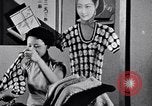 Standbild Verwestlichung Chinas zeigt Frauen shopping und arbeiten China, 1937, aus Sekunde 30 historischem Filmmaterial Videoclip 65675040305