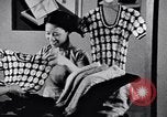 Standbild Verwestlichung Chinas zeigt Frauen shopping und arbeiten China, 1937, aus Sekunde 32 historischem Filmmaterial Videoclip 65675040305