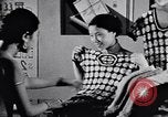 Standbild Verwestlichung Chinas zeigt Frauen shopping und arbeiten China, 1937, aus Sekunde 34 historischem Filmmaterial Videoclip 65675040305