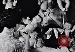 Standbild Verwestlichung Chinas zeigt Frauen shopping und arbeiten China, 1937, aus Sekunde 37 historischem Filmmaterial Videoclip 65675040305