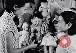 Standbild Verwestlichung Chinas zeigt Frauen shopping und arbeiten China, 1937, aus Sekunde 44 historischem Filmmaterial Videoclip 65675040305