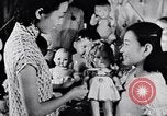 Standbild Verwestlichung Chinas zeigt Frauen shopping und arbeiten China, 1937, aus Sekunde 45 historischem Filmmaterial Videoclip 65675040305