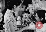 Standbild Verwestlichung Chinas zeigt Frauen shopping und arbeiten China, 1937, aus Sekunde 46 historischem Filmmaterial Videoclip 65675040305