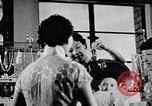 Standbild Verwestlichung Chinas zeigt Frauen shopping und arbeiten China, 1937, aus Sekunde 51 historischem Filmmaterial Videoclip 65675040305