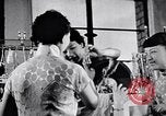 Standbild Verwestlichung Chinas zeigt Frauen shopping und arbeiten China, 1937, aus Sekunde 52 historischem Filmmaterial Videoclip 65675040305