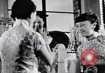 Standbild Verwestlichung Chinas zeigt Frauen shopping und arbeiten China, 1937, aus Sekunde 54 historischem Filmmaterial Videoclip 65675040305
