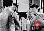 Standbild Verwestlichung Chinas zeigt Frauen shopping und arbeiten China, 1937, aus Sekunde 55 historischem Filmmaterial Videoclip 65675040305