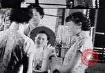 Standbild Verwestlichung Chinas zeigt Frauen shopping und arbeiten China, 1937, aus Sekunde 56 historischem Filmmaterial Videoclip 65675040305