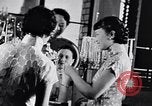 Standbild Verwestlichung Chinas zeigt Frauen shopping und arbeiten China, 1937, aus Sekunde 57 historischem Filmmaterial Videoclip 65675040305