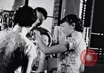 Standbild Verwestlichung Chinas zeigt Frauen shopping und arbeiten China, 1937, aus Sekunde 58 historischem Filmmaterial Videoclip 65675040305